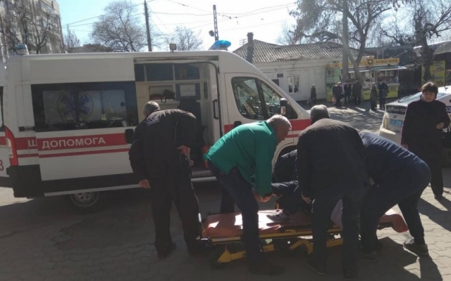 Неизвестные в масках напали на палатки кандидата в Президенты Украины и сломали ногу одному из агитаторов Фото № 3 Неизвестные в масках напали на палатки кандидата в Президенты Украины и сломали ногу одному из агитаторов Фото № 3