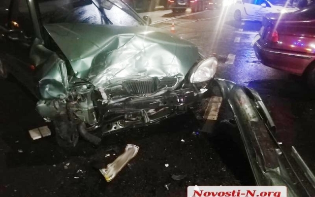 На Героев Украины произошла авария с участием двух автомобилей, есть пострадавшие Фото № 5 На Героев Украины произошла авария с участием двух автомобилей, есть пострадавшие Фото № 5