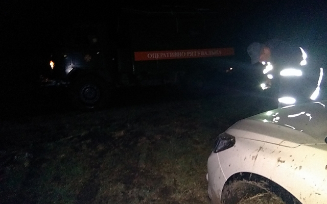 На помощь пришли спасатели: в Николаевском области пассажирский автобус и два автомобиля застряли на бездорожье Фото № 2 На помощь пришли спасатели: в Николаевском области пассажирский автобус и два автомобиля застряли на бездорожье Фото № 2