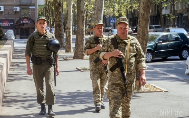 Колючей проволокой и блокпостами перекрыты подходы к Николаевской ОГА Фото № 10 Колючей проволокой и блокпостами перекрыты подходы к Николаевской ОГА Фото № 10