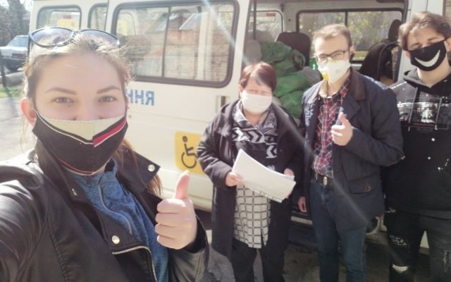 Группа «Волонтеров-добрососедей» развозит нуждающимся продукты Фото № 1 Группа «Волонтеров-добрососедей» развозит нуждающимся продукты Фото № 1