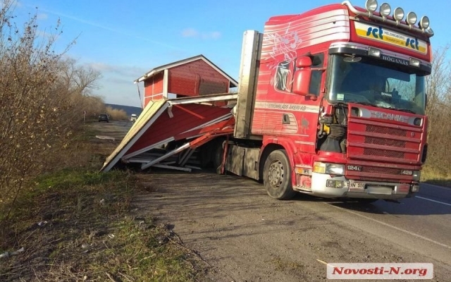 «Новогодний домик» развалился в кузове автомобиля во время доставки в Николаев Фото № 2 «Новогодний домик» развалился в кузове автомобиля во время доставки в Николаев Фото № 2