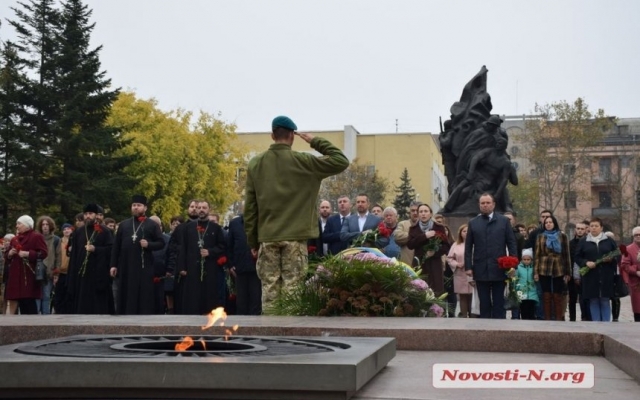 В Николаеве отметили 75-ю годовщину со Дня освобождения Украины от немецко-фашистских захватчиков Фото № 5 В Николаеве отметили 75-ю годовщину со Дня освобождения Украины от немецко-фашистских захватчиков Фото № 5