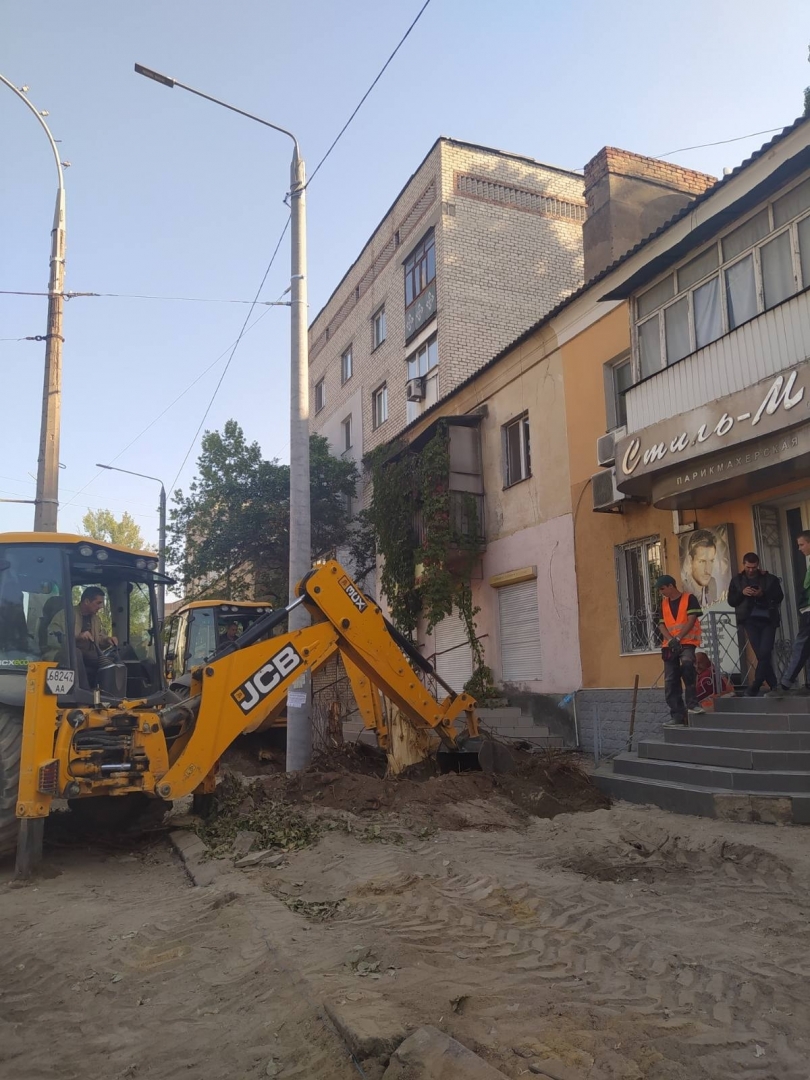 В Николаеве рабочие разрушили крыльцо магазина прокладывая тротуарную плитку Фото № 0 В Николаеве рабочие разрушили крыльцо магазина прокладывая тротуарную плитку Фото № 0