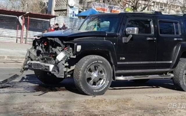 В центре Николаева образовалась пробка из-за того что Hummer врезался в «Славуту» Фото № 2 В центре Николаева образовалась пробка из-за того что Hummer врезался в «Славуту» Фото № 2