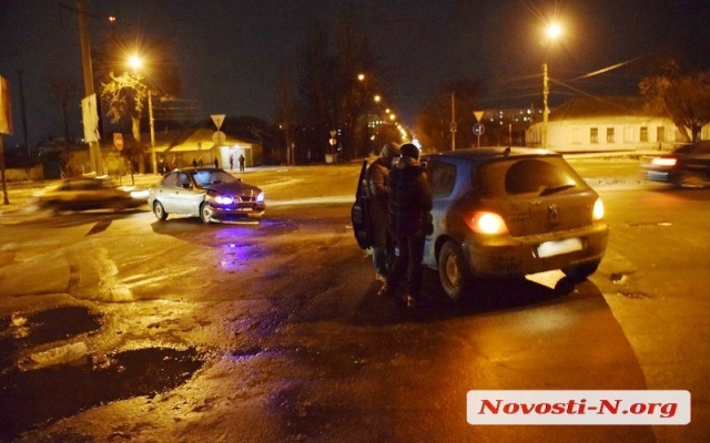 На Чигрина столкнулись два автомобиля, машины получили механические повреждения Фото № 0 На Чигрина столкнулись два автомобиля, машины получили механические повреждения Фото № 0