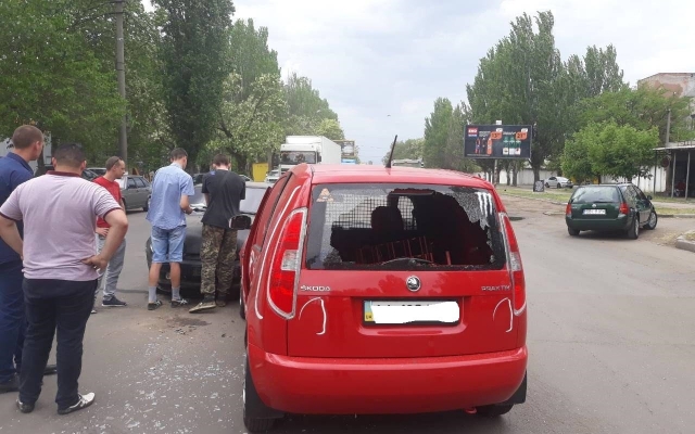 В Николаеве на Херсонском шоссе не смогли поделить перекресток два автомобиля Фото № 2 В Николаеве на Херсонском шоссе не смогли поделить перекресток два автомобиля Фото № 2