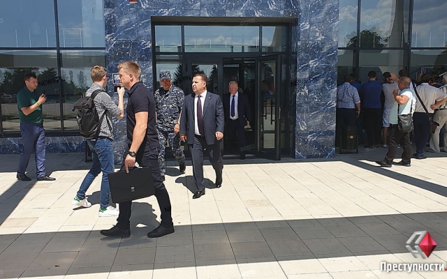 Президент Украины осмотрел трассу Н-14 и приехал на Николаевский судостроительный завод, чтобы обсудить судьбу крейсера «Украина» Фото № 15 Президент Украины осмотрел трассу Н-14 и приехал на Николаевский судостроительный завод, чтобы обсудить судьбу крейсера «Украина» Фото № 15