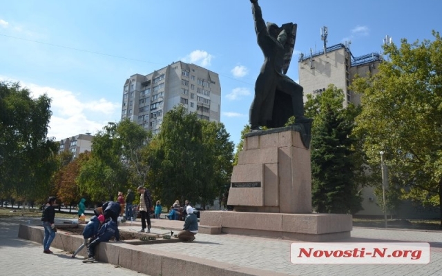 Николаевцы благоустроили клумбы вокруг памятника погибшим милиционерам Фото № 0 Николаевцы благоустроили клумбы вокруг памятника погибшим милиционерам Фото № 0
