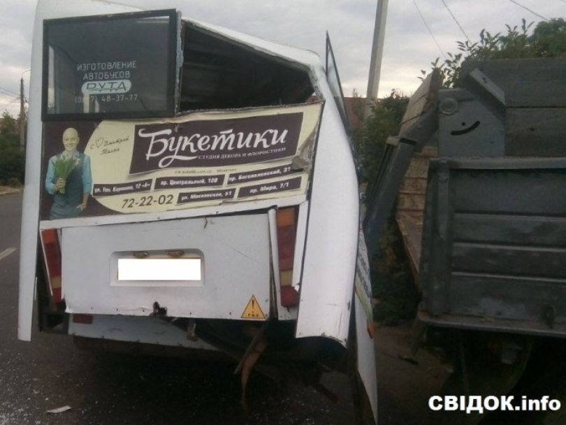 Чудом никто не пострадал – в Николаеве «ЗИЛ» врезался в маршрутку Фото № 1 Чудом никто не пострадал – в Николаеве «ЗИЛ» врезался в маршрутку Фото № 1