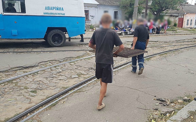 В Николаеве полиция задержала парня, перевозившего в трамвае украденный металлический забор Фото № 3 В Николаеве полиция задержала парня, перевозившего в трамвае украденный металлический забор Фото № 3