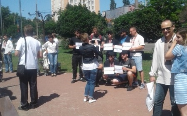 В Николаеве прошёл флешмоб в поддержку российского заключенного - украинского режиссера Олега Сенцова Фото № 0 В Николаеве прошёл флешмоб в поддержку российского заключенного - украинского режиссера Олега Сенцова Фото № 0