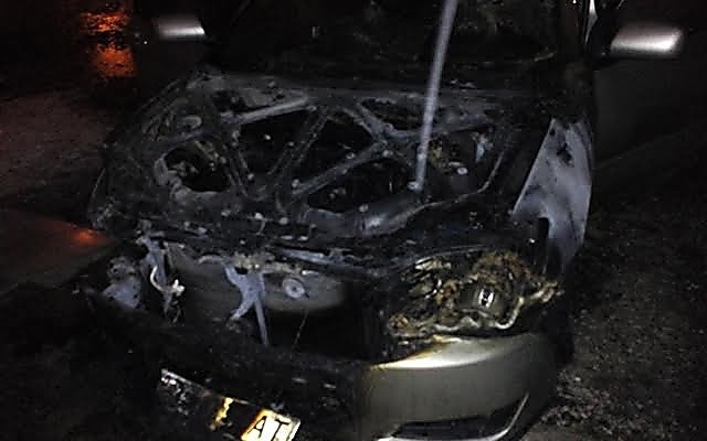 В Николаеве на стоянке подожгли автомобиль «Toyota Corolla» экс-офицера милиции Фото № 0 В Николаеве на стоянке подожгли автомобиль «Toyota Corolla» экс-офицера милиции Фото № 0