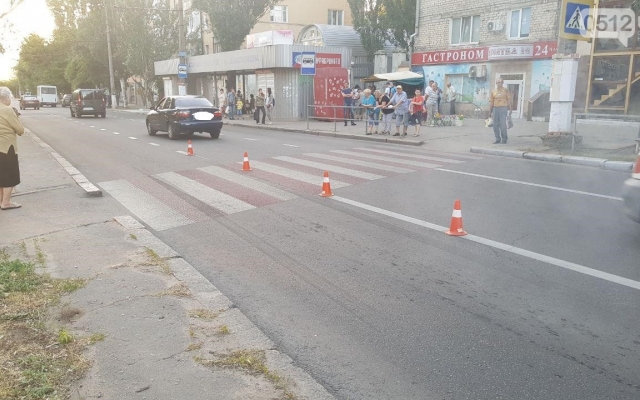 На Центральном проспекте автомобиль с иностранными номерами на пешеходном переходе сбил женщину Фото № 1 На Центральном проспекте автомобиль с иностранными номерами на пешеходном переходе сбил женщину Фото № 1