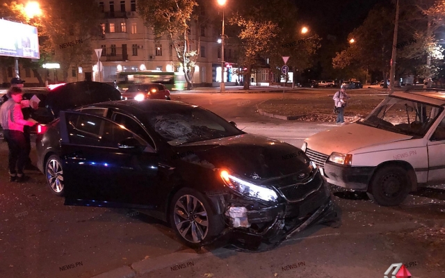 На Центральном проспекте столкнулись два автомобиля, пострадавшая от госпитализации отказалась Фото № 0 На Центральном проспекте столкнулись два автомобиля, пострадавшая от госпитализации отказалась Фото № 0
