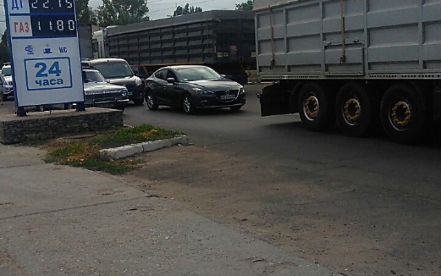 На проспекте Богоявленский образовалось большое скопление фур, возникли автопробки Фото № 4 На проспекте Богоявленский образовалось большое скопление фур, возникли автопробки Фото № 4