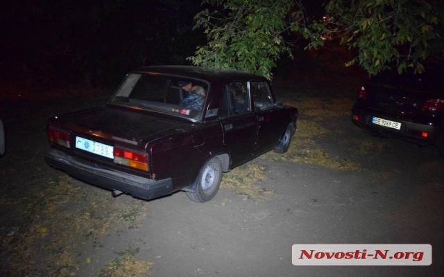 Житель Николаева на Террасной во дворе повредил два автомобиля и грузовик Фото № 9 Житель Николаева на Террасной во дворе повредил два автомобиля и грузовик Фото № 9