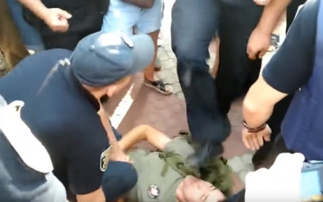 Появилось видео, как в Николаеве полицейский наступил на лицо активисту во время потасовки на встрече с Савченко Фото № 0 Появилось видео, как в Николаеве полицейский наступил на лицо активисту во время потасовки на встрече с Савченко Фото № 0
