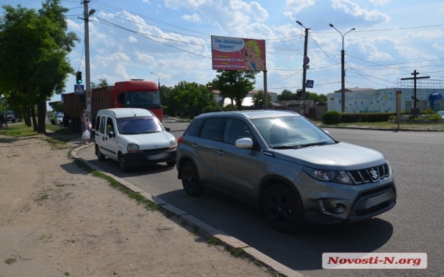 На Октябрьском проспекте грузовой автомобиль столкнулся с двумя иномарками Фото № 7 На Октябрьском проспекте грузовой автомобиль столкнулся с двумя иномарками Фото № 7