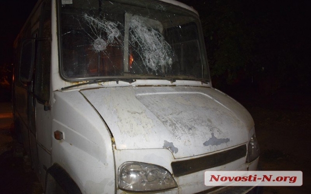 Житель Николаева на Террасной во дворе повредил два автомобиля и грузовик Фото № 7 Житель Николаева на Террасной во дворе повредил два автомобиля и грузовик Фото № 7