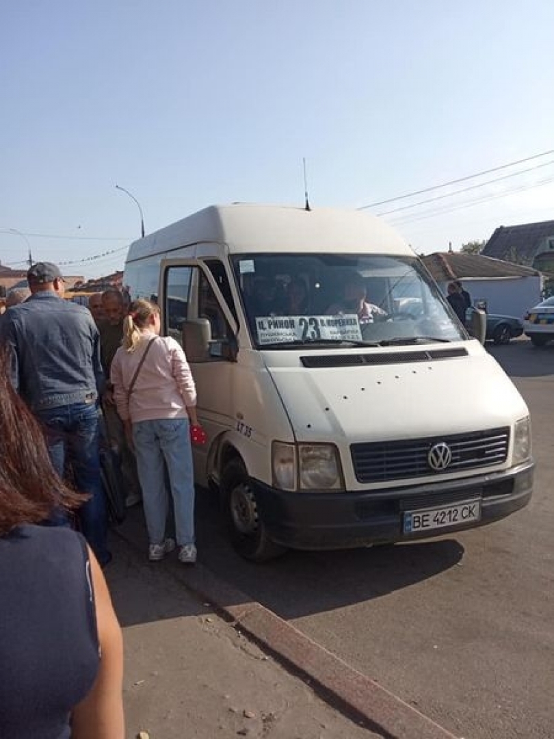 В Николаеве люди ждут по часу чтобы уехать в Большую Корениху Фото № 0 В Николаеве люди ждут по часу чтобы уехать в Большую Корениху Фото № 0