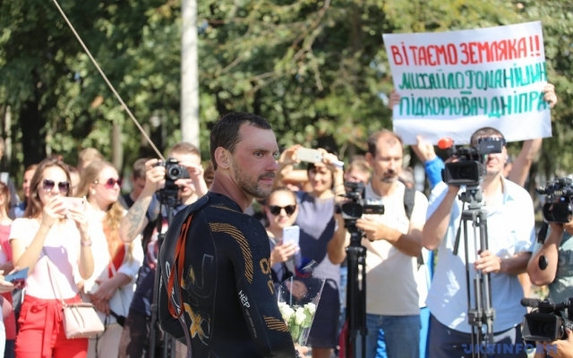 Николаевский пловец Михаил Романишин установил новый рекорд страны, преодолев вплавь реку Днепр Фото № 5 Николаевский пловец Михаил Романишин установил новый рекорд страны, преодолев вплавь реку Днепр Фото № 5