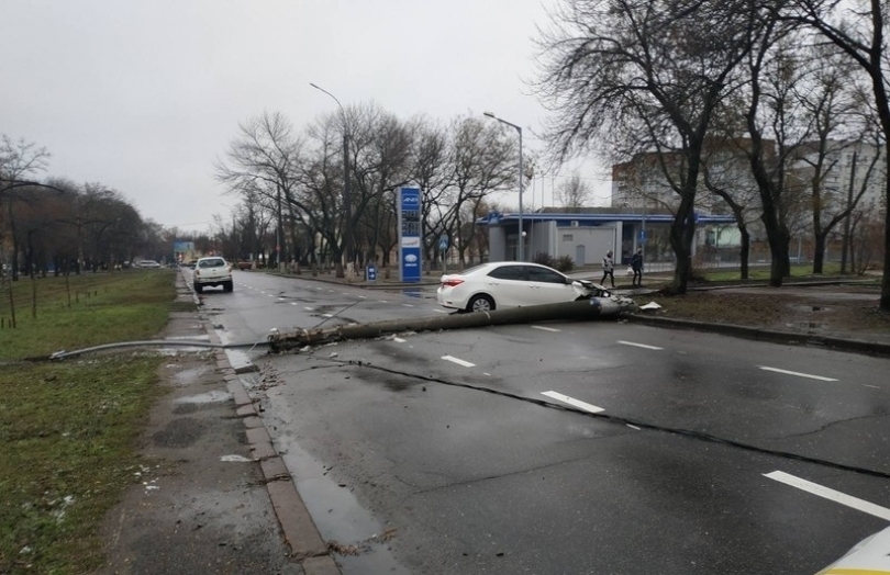 В Николаеве Toyota врезалась в электроопору — упавший столб перегородил дорогу Фото № 1 В Николаеве Toyota врезалась в электроопору — упавший столб перегородил дорогу Фото № 1
