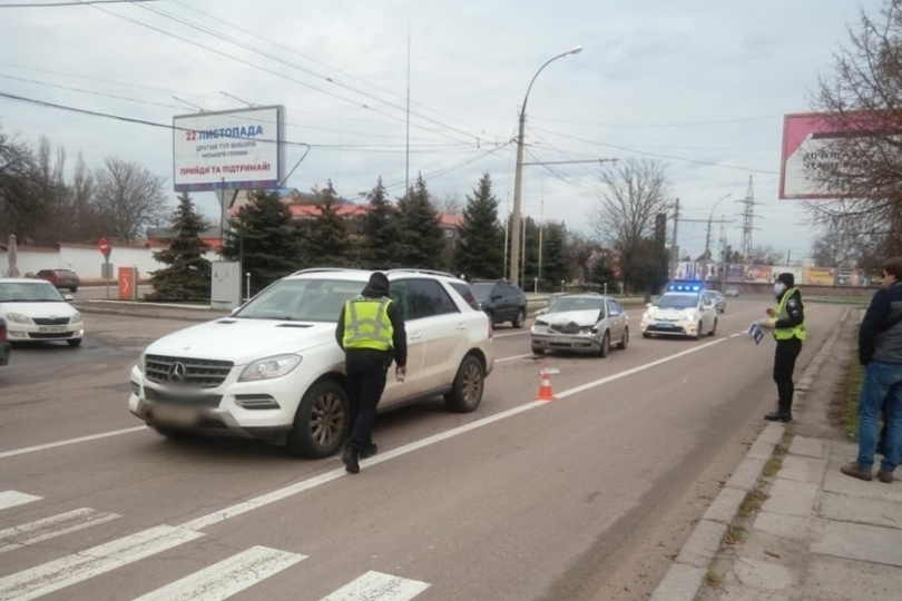 В Николаеве столкнулись Skoda Octavia и Mercedes-Benz GLC 300 Фото № 1 В Николаеве столкнулись Skoda Octavia и Mercedes-Benz GLC 300 Фото № 1