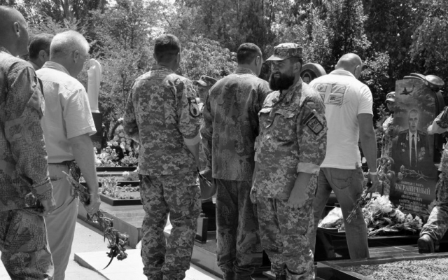 В Николаеве установили памятник погибшему воину АТО Фото № 2 В Николаеве установили памятник погибшему воину АТО Фото № 2
