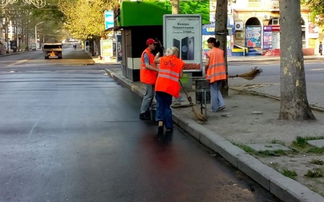 На Соборной коммунальщики наводят санитарный порядок Фото № 3 На Соборной коммунальщики наводят санитарный порядок Фото № 3
