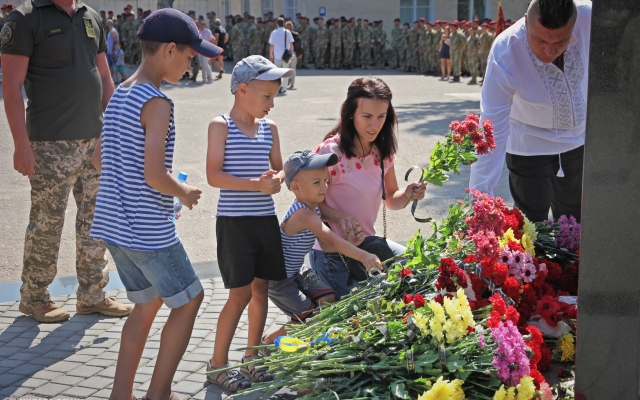 Жители Николаева почтили память павших десантников Фото № 68 Жители Николаева почтили память павших десантников Фото № 68