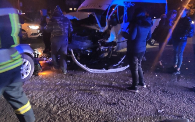 На Богоявленском проспекте столкнулись два автомобиля, пострадали два человека Фото № 2 На Богоявленском проспекте столкнулись два автомобиля, пострадали два человека Фото № 2