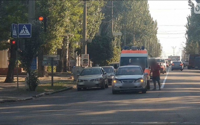 «Скорая помощь» на Пушкинской врезалась в автомобиль Фото № 3 «Скорая помощь» на Пушкинской врезалась в автомобиль Фото № 3