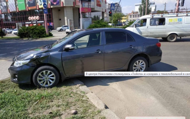 В Николаеве в ДТП попала «скорая», перевозившая тяжелобольную пациентку (видео) Фото № 3 В Николаеве в ДТП попала «скорая», перевозившая тяжелобольную пациентку (видео) Фото № 3