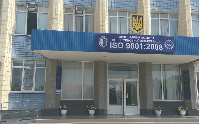 Мэр Вознесенка в поддержку Сенкевича вывесил из своего окна лестницу Фото № 0 Мэр Вознесенка в поддержку Сенкевича вывесил из своего окна лестницу Фото № 0