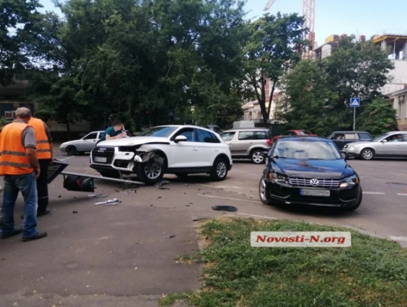 В Николаеве в результате ДТП пострадал светофор Фото № 0 В Николаеве в результате ДТП пострадал светофор Фото № 0