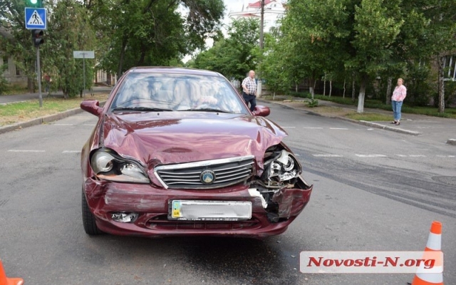 На Никольской не разминулись два автомобиля Фото № 5 На Никольской не разминулись два автомобиля Фото № 5