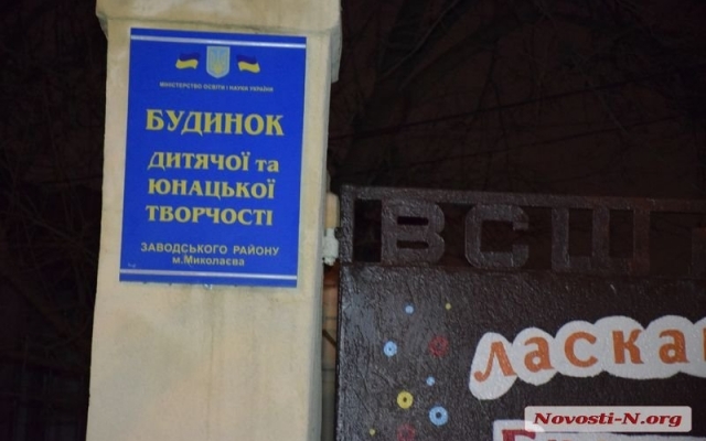 На улице Корабелов произошла авария, одна из машин врезалась в дерево Фото № 6 На улице Корабелов произошла авария, одна из машин врезалась в дерево Фото № 6