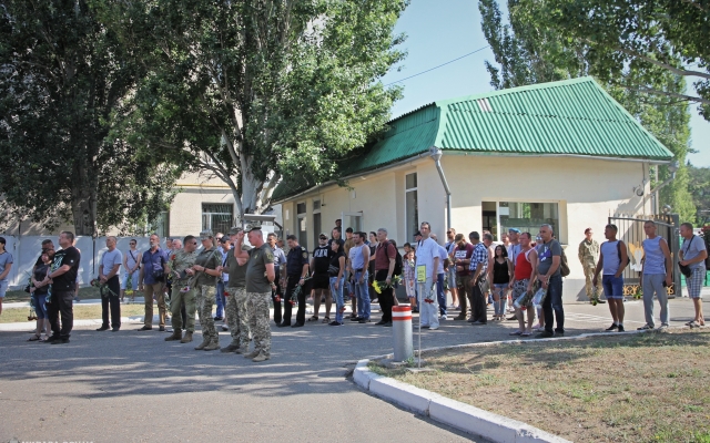 Жители Николаева почтили память павших десантников Фото № 3 Жители Николаева почтили память павших десантников Фото № 3
