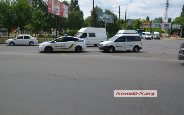 На Богоявленском проспекте водитель оставил свой автомобиль среди перекрестка Фото № 2 На Богоявленском проспекте водитель оставил свой автомобиль среди перекрестка Фото № 2