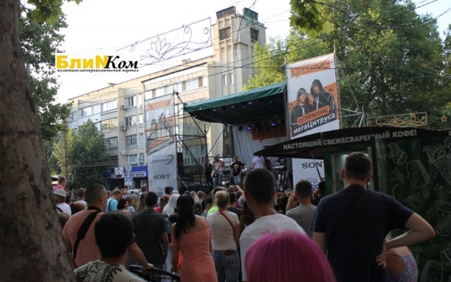 В Николаев приехал популярный музыкальный бэнд «Танок на майдані Конґо»