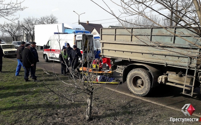 На Богоявленском проспекте произошла авария: служебный «ГАЗ-53» переехал сборщика мусора (фото 18+) Фото № 2 На Богоявленском проспекте произошла авария: служебный «ГАЗ-53» переехал сборщика мусора (фото 18+) Фото № 2