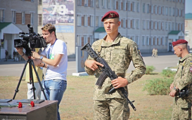 Жители Николаева почтили память павших десантников Фото № 56 Жители Николаева почтили память павших десантников Фото № 56