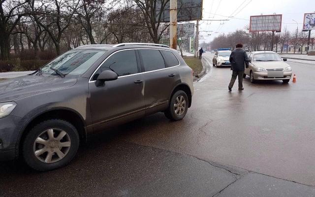 В центре Николаева из-за несоблюдения правил дорожного движения столкнулись две иномарки Фото № 4 В центре Николаева из-за несоблюдения правил дорожного движения столкнулись две иномарки Фото № 4