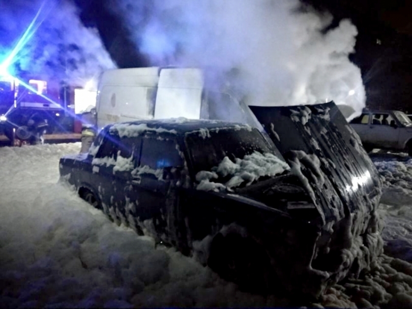 Ночью в Николаеве сгорел Mercedes (видео) Фото № 2 Ночью в Николаеве сгорел Mercedes (видео) Фото № 2