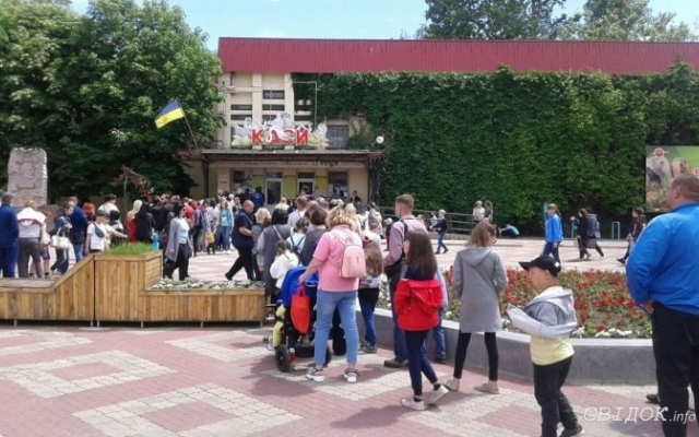 После вчерашнего аншлага работникам Николаевского зоопарка надо будет потрудиться над восстановлением клумб Фото № 0 После вчерашнего аншлага работникам Николаевского зоопарка надо будет потрудиться над восстановлением клумб Фото № 0
