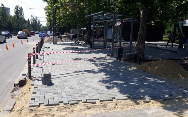 На остановке в Николаеве лавочку для сидения приделали вверх ногами Фото № 2 На остановке в Николаеве лавочку для сидения приделали вверх ногами Фото № 2