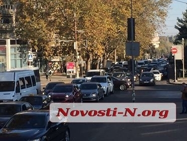 На Центральном проспекте столкнулись две машины, есть пострадавшие Фото № 7 На Центральном проспекте столкнулись две машины, есть пострадавшие Фото № 7