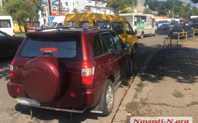 Из-за столкновения двух автомобилей в районе автовокзала образовалась пробка Фото № 2 Из-за столкновения двух автомобилей в районе автовокзала образовалась пробка Фото № 2