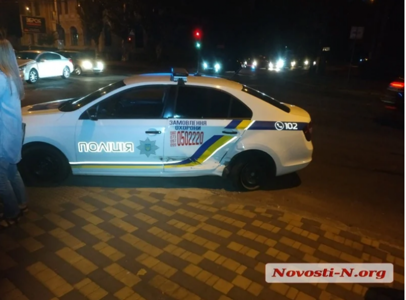 За один вечер в Николаеве в ДТП попали «скорая» и полицейское авто Фото № 2 За один вечер в Николаеве в ДТП попали «скорая» и полицейское авто Фото № 2